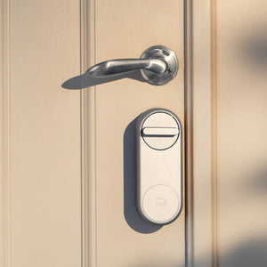 Yale Smartes Sicherheitsset Linus Smart Door Lock und Linus Connect Wi-Fi Bridge